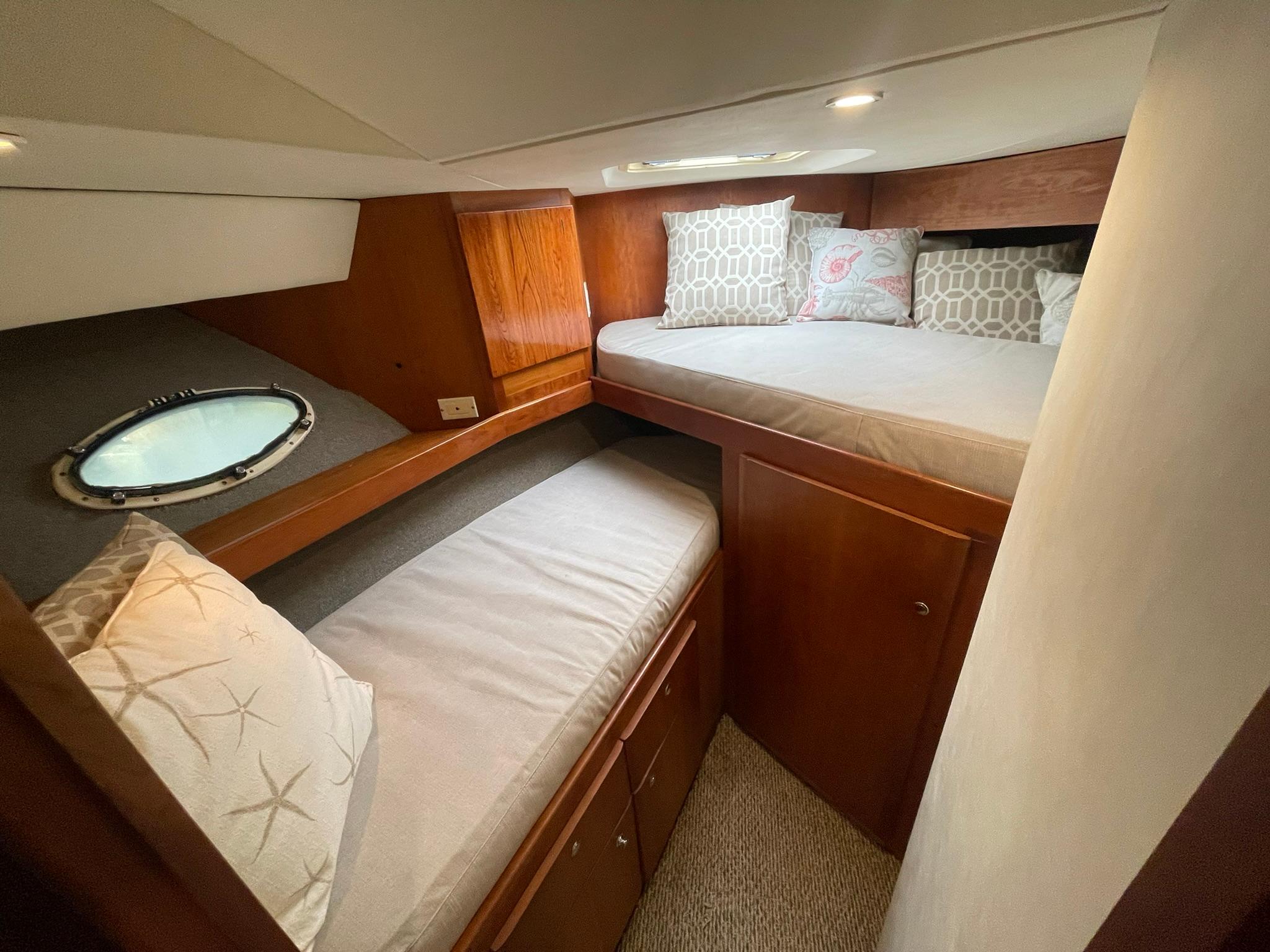 GUEST THIRD STATEROOM W/OVER/UNDER BUNKS