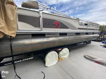 2001 Sun Tracker 27 Party Barge