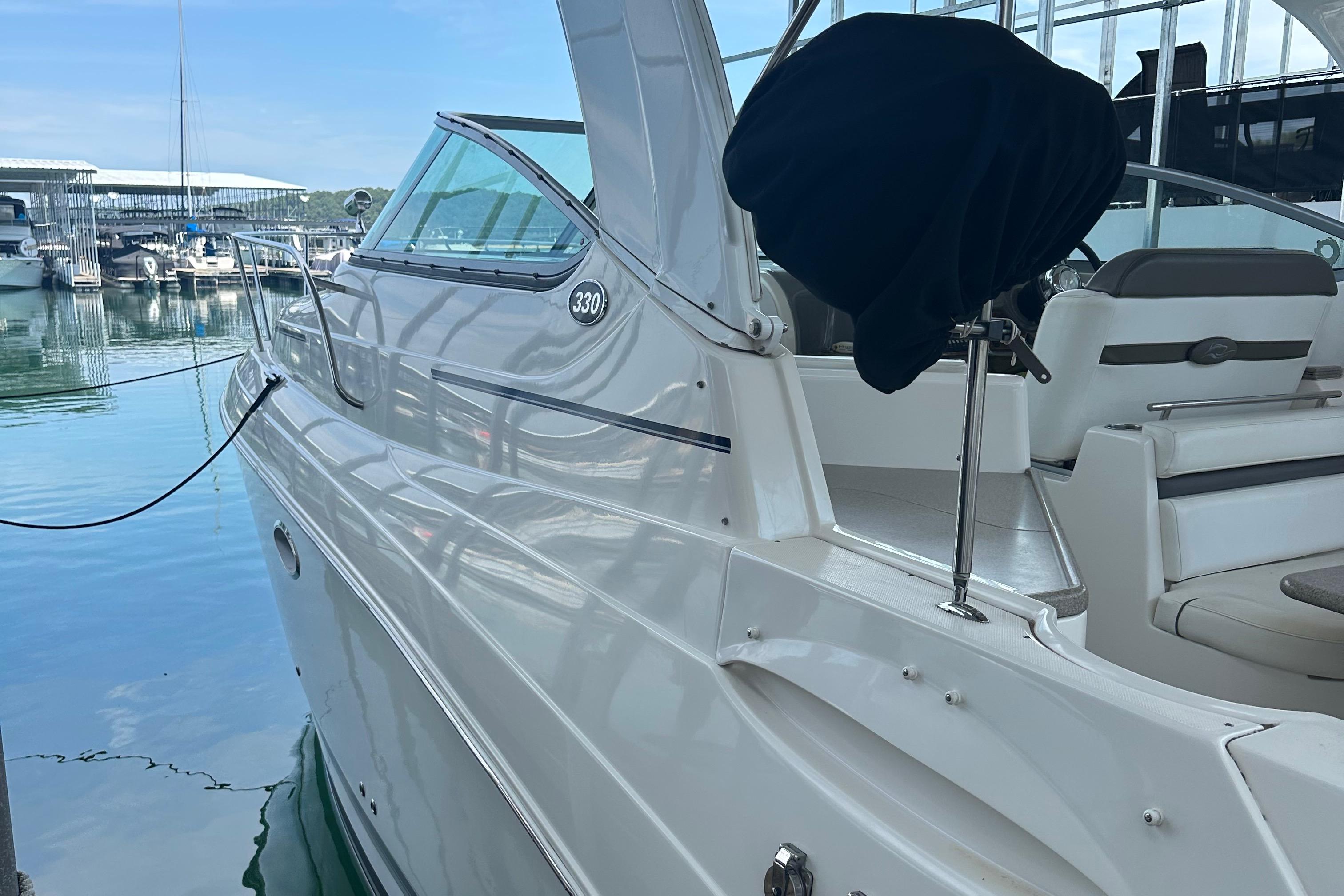 2008 Rinker 330 Express Cruiser