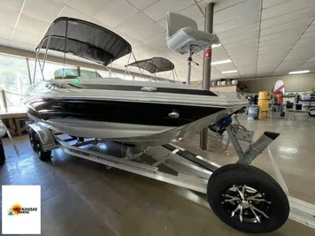 2023 Crownline E 225 XS BELOW DEALER COST