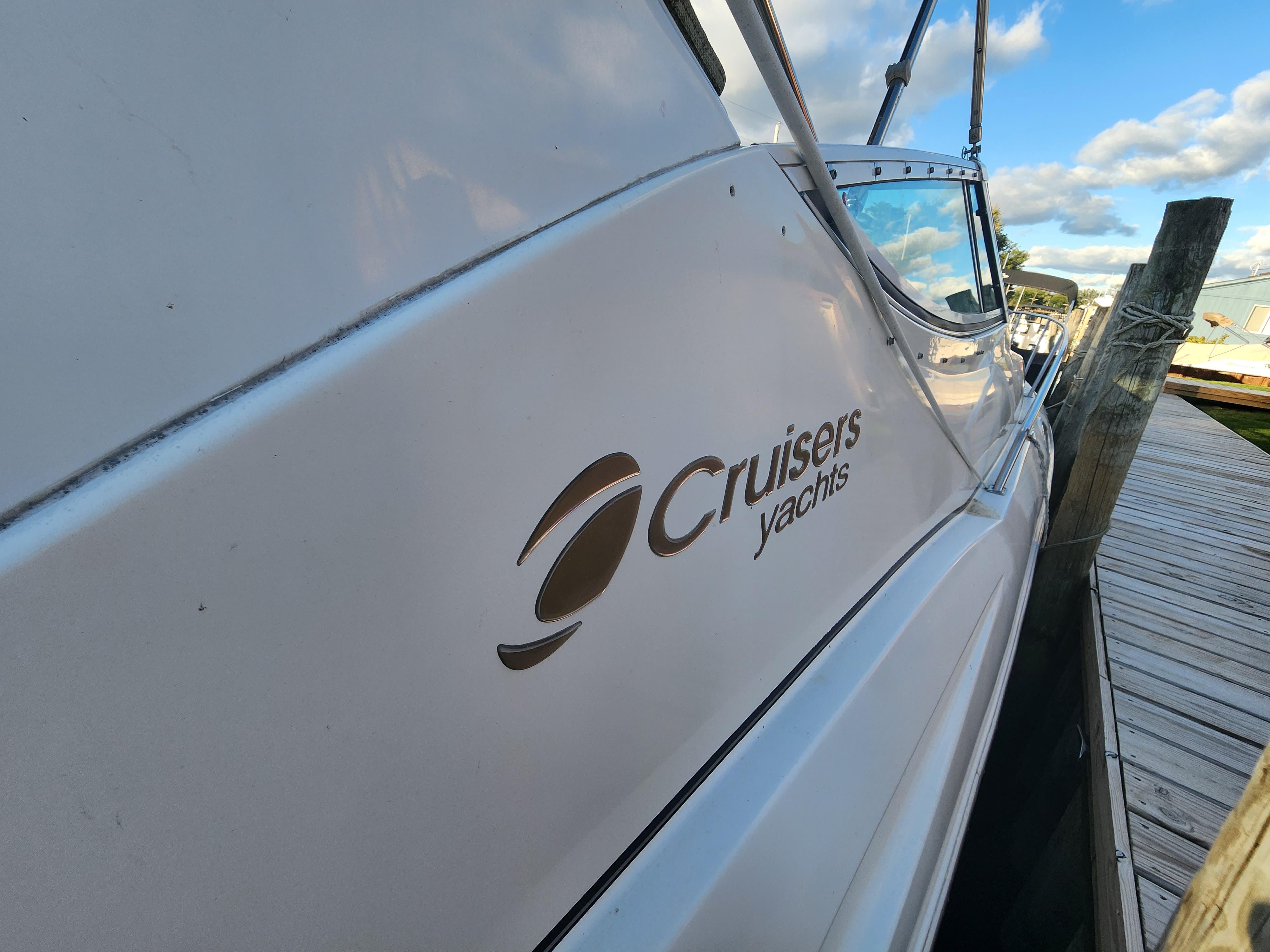 2001 Cruisers Yachts 3075 Express