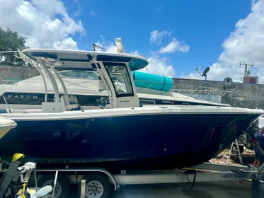 2017 Robalo R302 Center Console