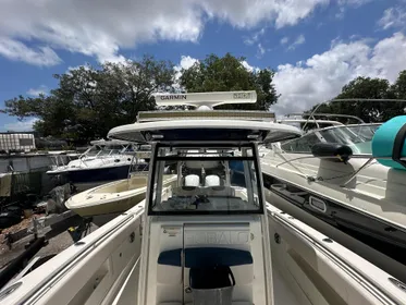 2017 Robalo R302 Center Console