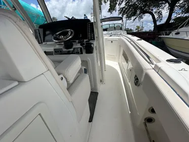 2017 Robalo R302 Center Console