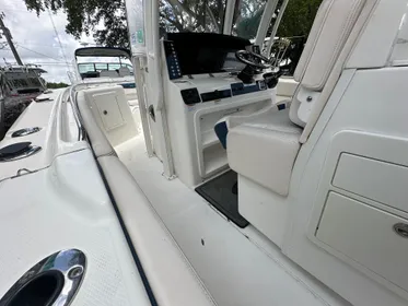 2017 Robalo R302 Center Console