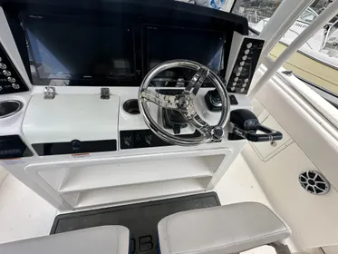 2017 Robalo R302 Center Console