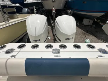 2017 Robalo R302 Center Console