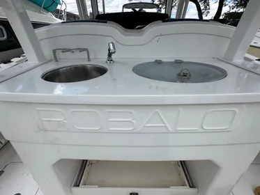 2017 Robalo R302 Center Console