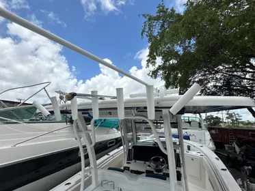 2017 Robalo R302 Center Console