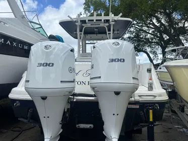 2017 Robalo R302 Center Console