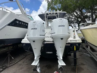 2017 Robalo R302 Center Console