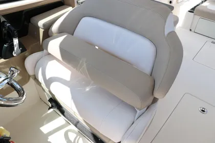 2020 Robalo R317 Dual Console