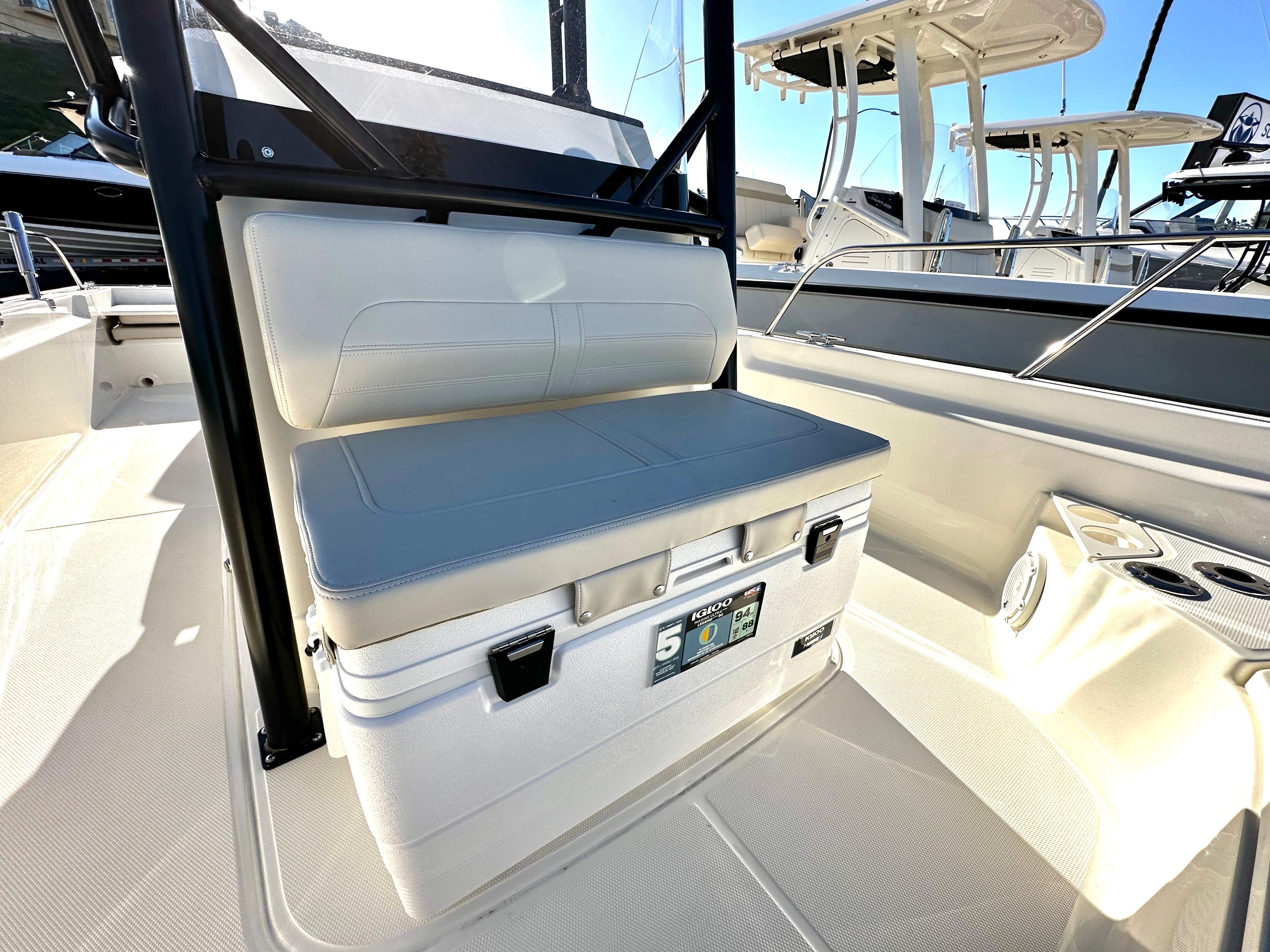 2023 Boston Whaler 210 Montauk