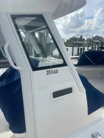 2017 Everglades 255 Center Console