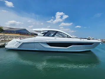 2024 Cruisers Yachts 50 GLS