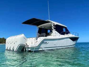 2021 Boston Whaler 405 Conquest