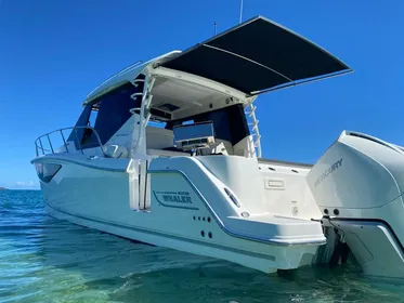 2021 Boston Whaler 405 Conquest