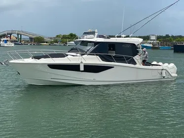 2021 Boston Whaler 405 Conquest