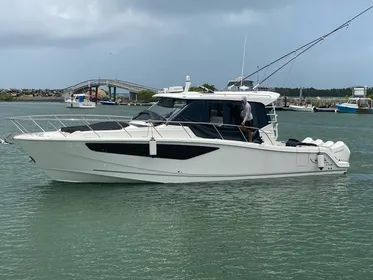 2021 Boston Whaler 405 Conquest