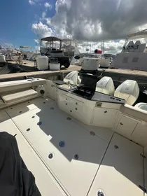 2021 Boston Whaler 405 Conquest