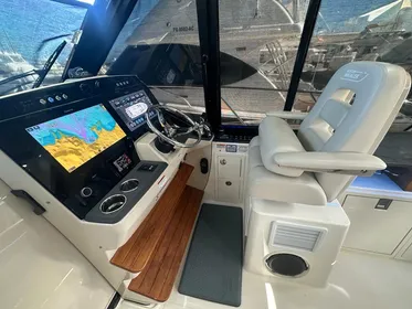 2021 Boston Whaler 405 Conquest