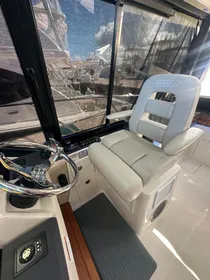 2021 Boston Whaler 405 Conquest