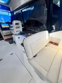 2021 Boston Whaler 405 Conquest