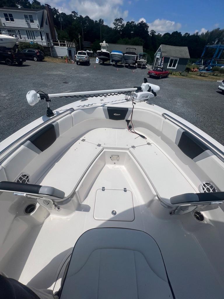 Used 2022 Robalo R230 Center Console, 11901 Flanders - Boat Trader