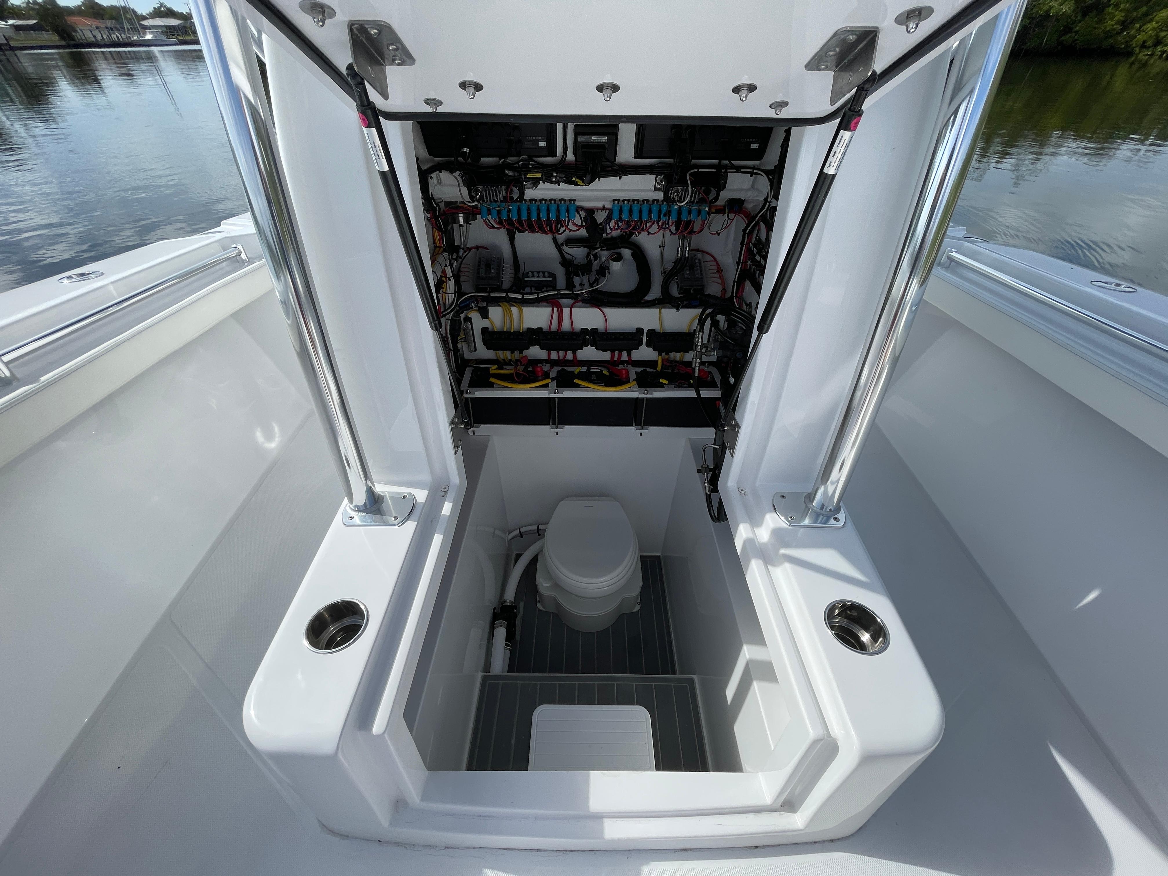 2024 Front Runner 33 Center Console