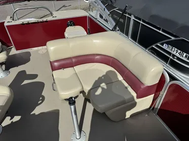 2019 Manitou AURORA 220 ANGLER TRIPLE 140HP BUNK TRAI