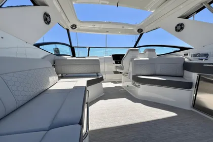 2020 Sea Ray 320 Sundancer OB