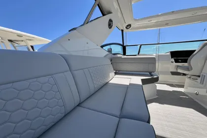 2020 Sea Ray 320 Sundancer OB