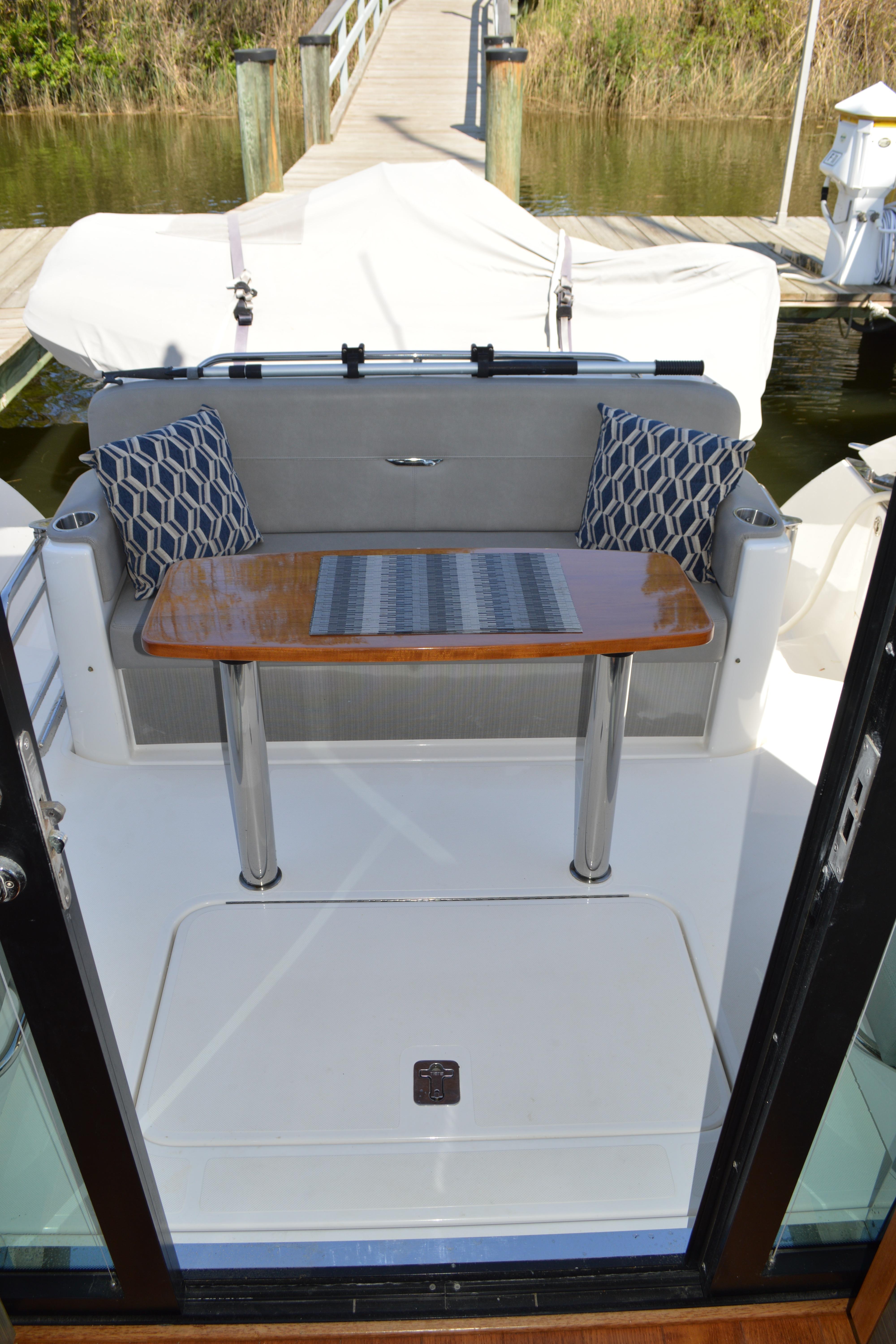 Tiara 39 Coupe - Aft Cockpit Table and Settee (2)