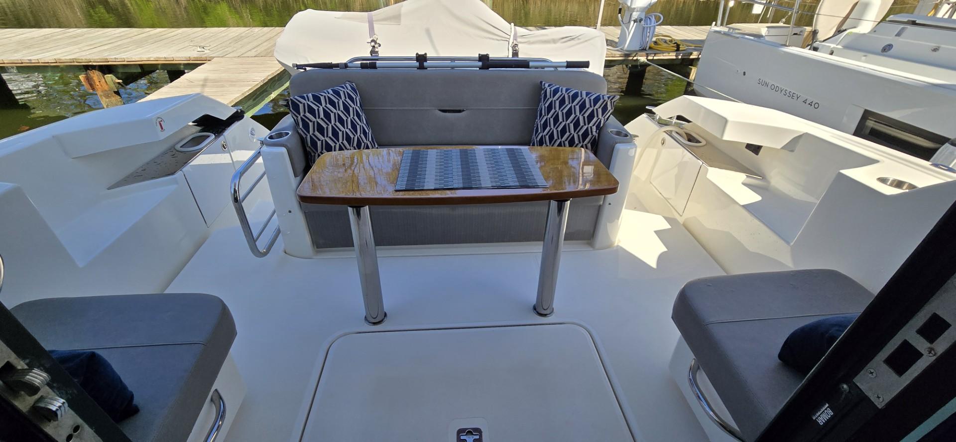 Tiara 39 Coupe - Cockpit Table and Settee