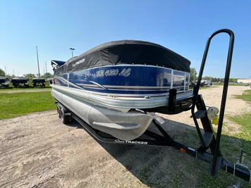 2014 Sun Tracker Party Barge 22 DLX