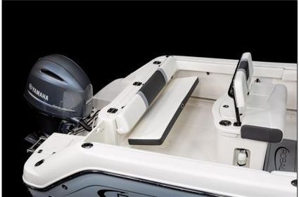 2024 Robalo Center Console R222